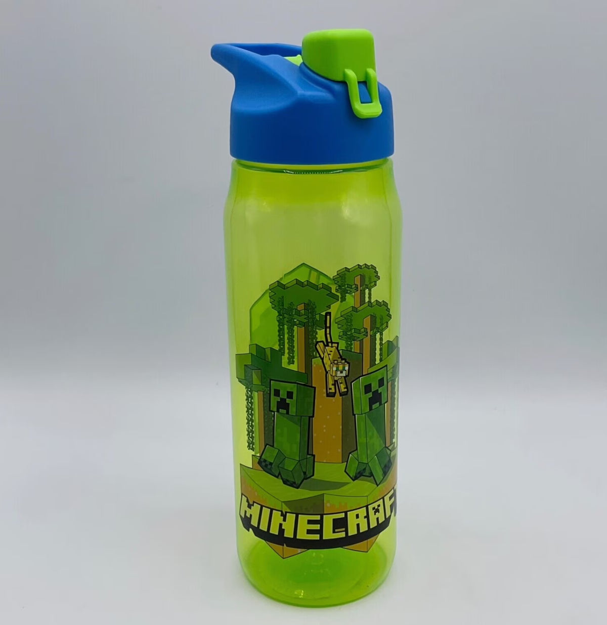 Green Water Bottle 20 oz Reusable Plastic V717853