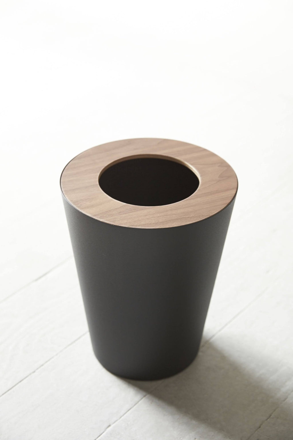 White Round Trash Can B188