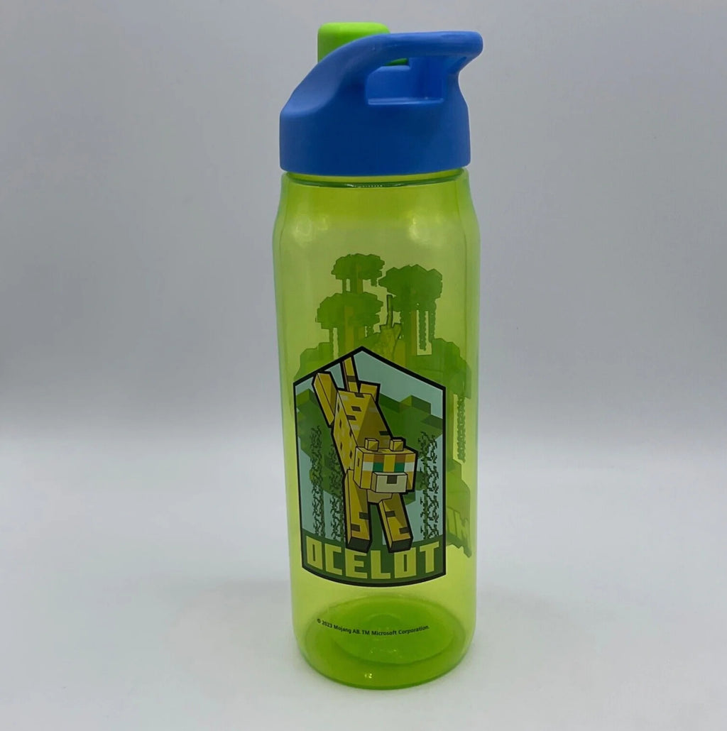Green Water Bottle 20 oz Reusable Plastic V717853