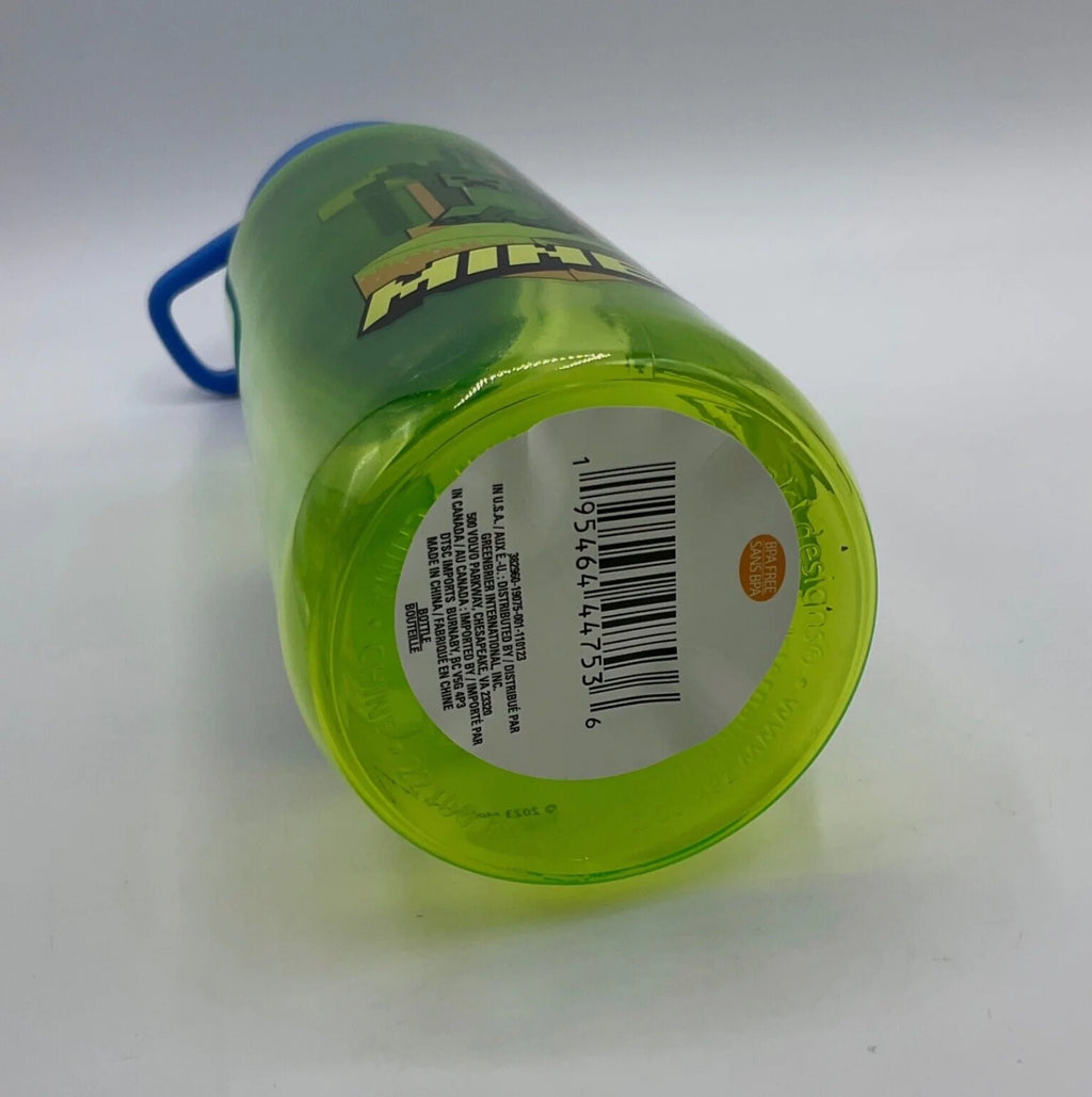Green Water Bottle 20 oz Reusable Plastic V717853