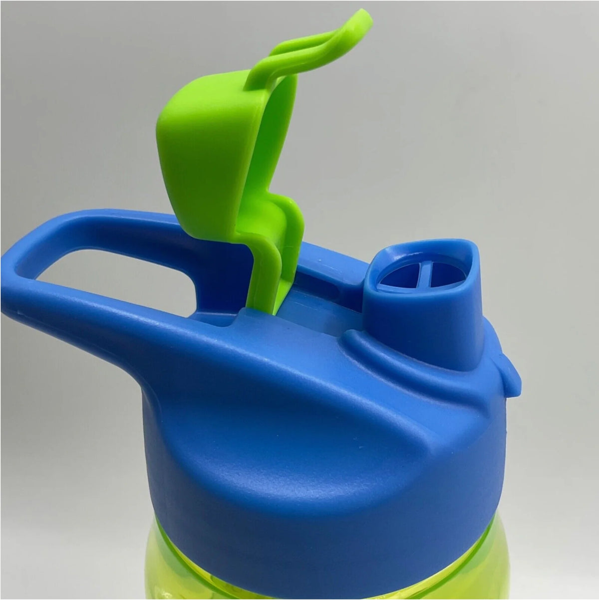 Green Water Bottle 20 oz Reusable Plastic V717853